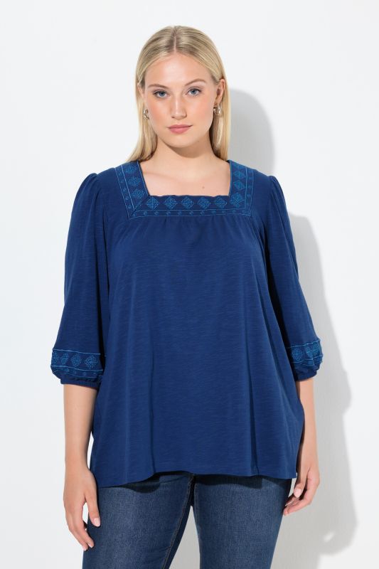 Тениска с бродирани детайли