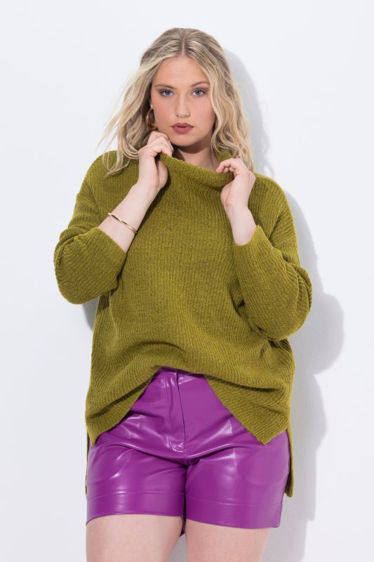 Пуловер с рипсено деколте