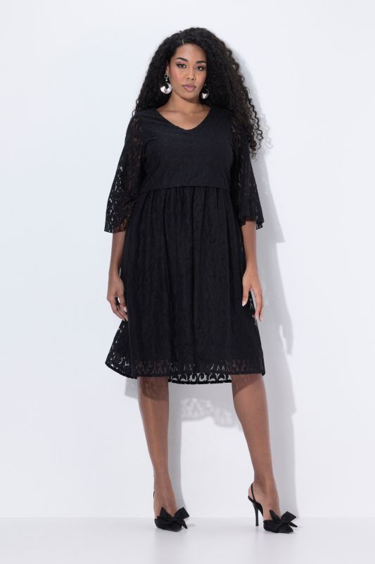 Рокля с дантелени акценти