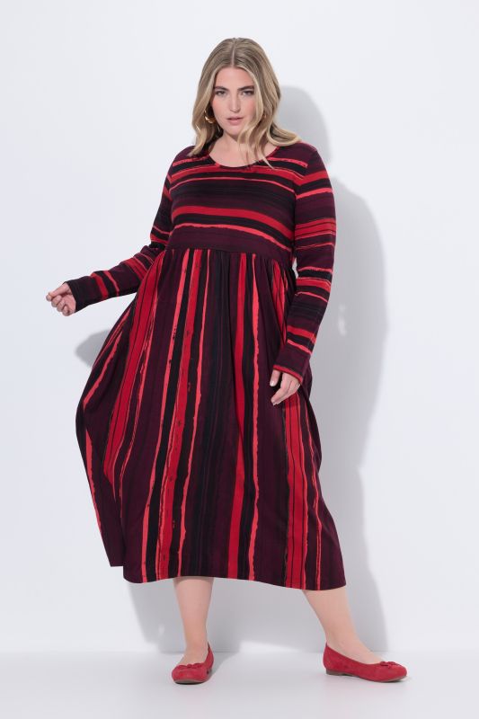 Рокля с несиметрични райета