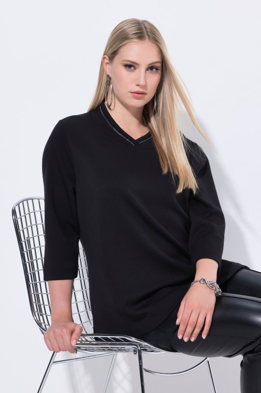 Суитчър с декоративно колие на деколтето