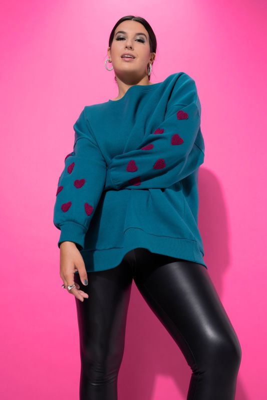 Суитчър с бродирани сърца