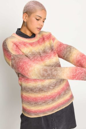 Пуловер с раиран мотив
