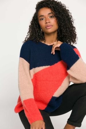Пуловер с цветни мотиви
