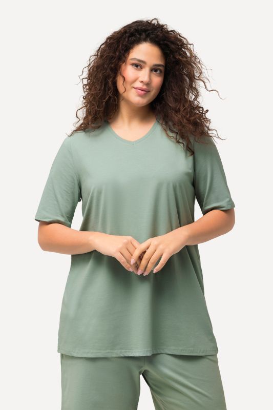 Essential V-Neck Stretch Tee