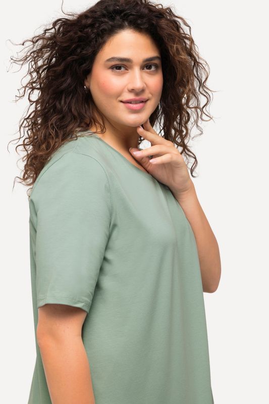 Essential V-Neck Stretch Tee