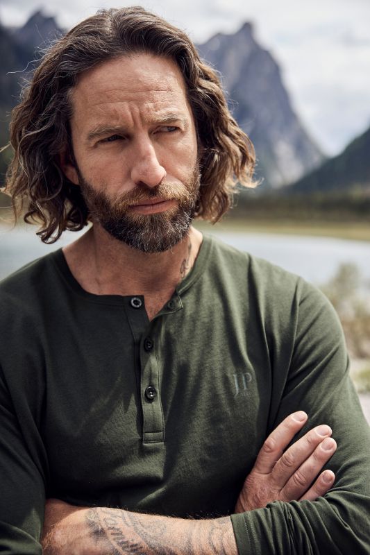 Тениска тип Henley с копчета