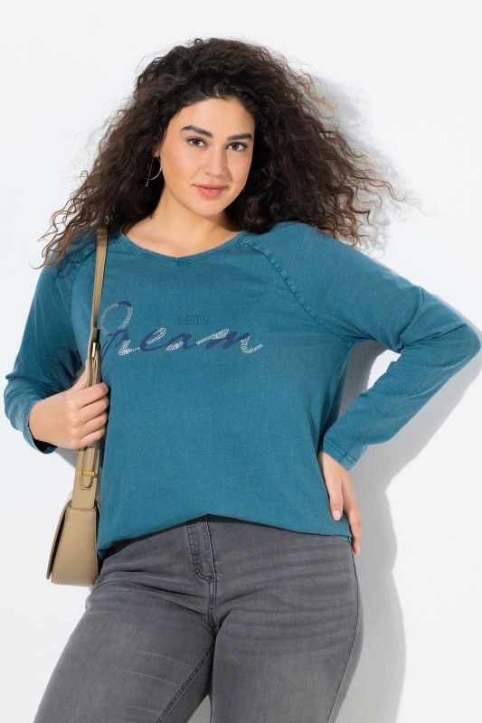 Тениска с надпис с декоративни камъчета