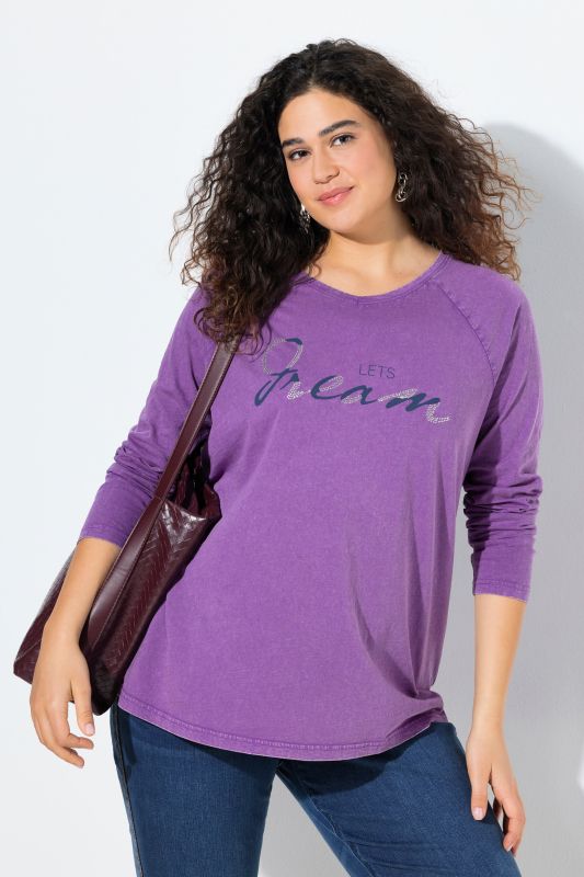 Тениска с надпис с декоративни камъчета