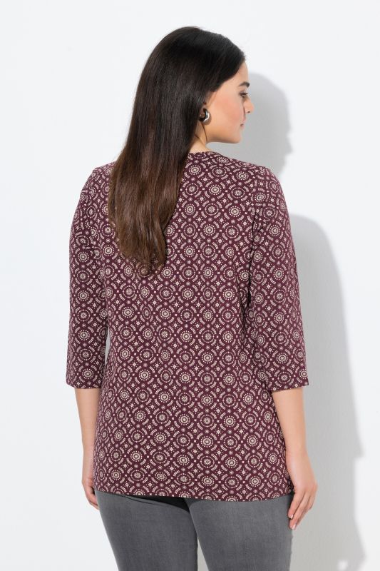 Тениска с графични акценти