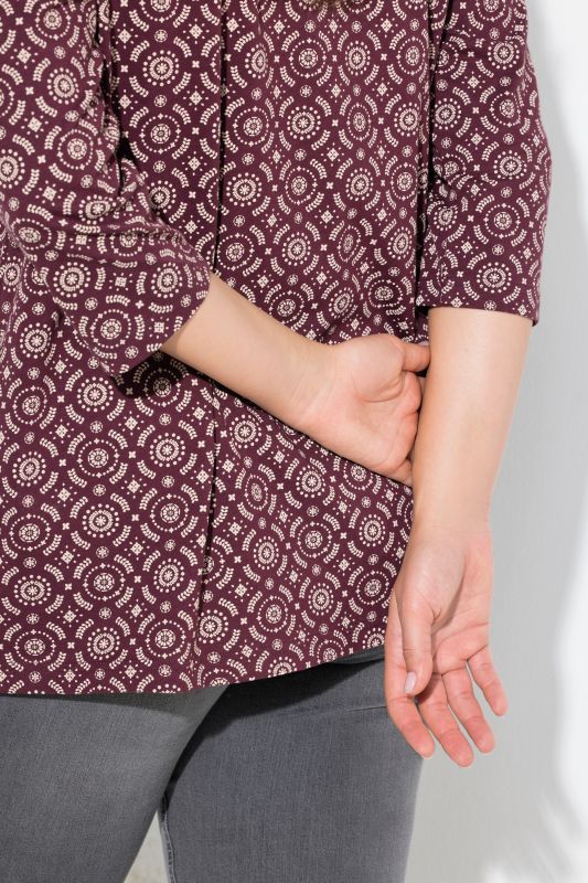 Тениска с графични акценти