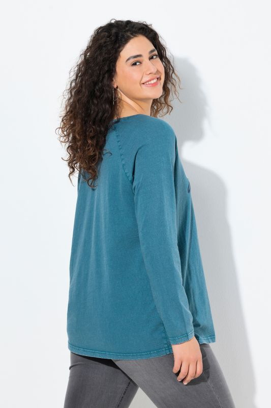 Тениска с надпис с декоративни камъчета