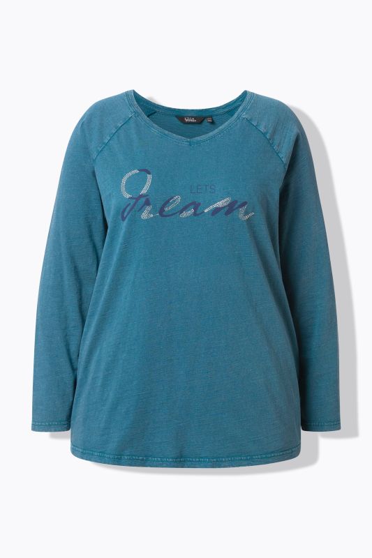 Тениска с надпис с декоративни камъчета