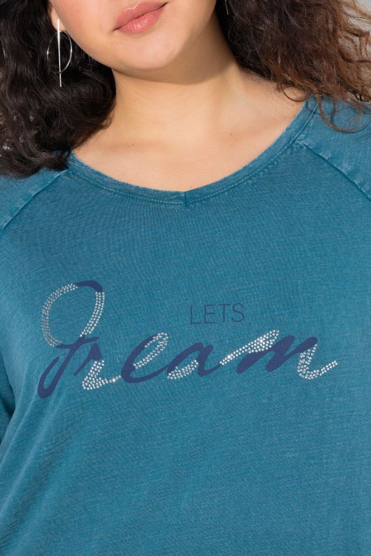 Тениска с надпис с декоративни камъчета