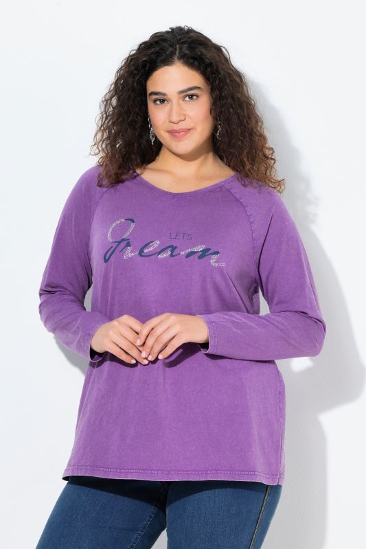 Тениска с надпис с декоративни камъчета