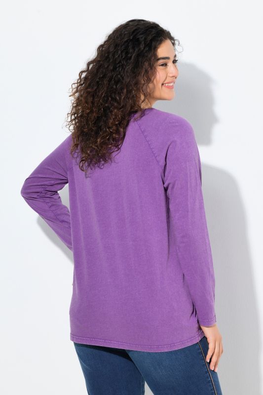 Тениска с надпис с декоративни камъчета