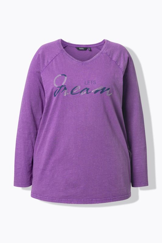 Тениска с надпис с декоративни камъчета