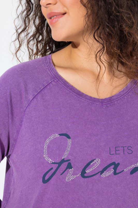 Тениска с надпис с декоративни камъчета