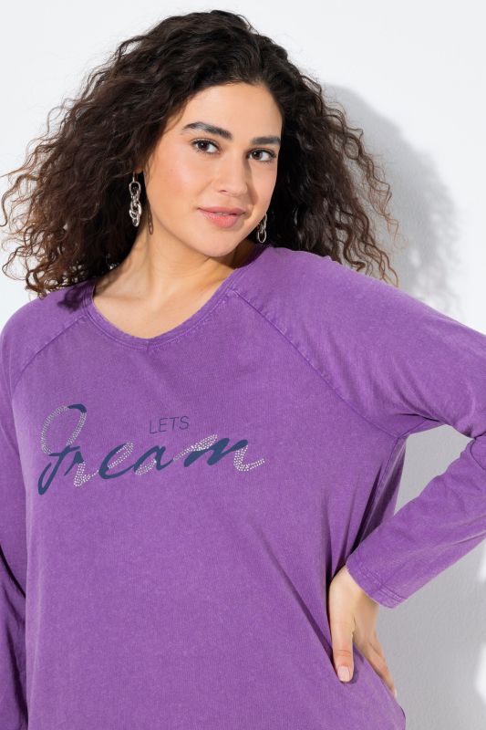 Тениска с надпис с декоративни камъчета