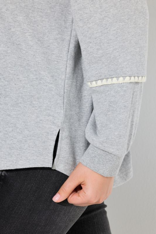 Суитчър с декоративни шевове