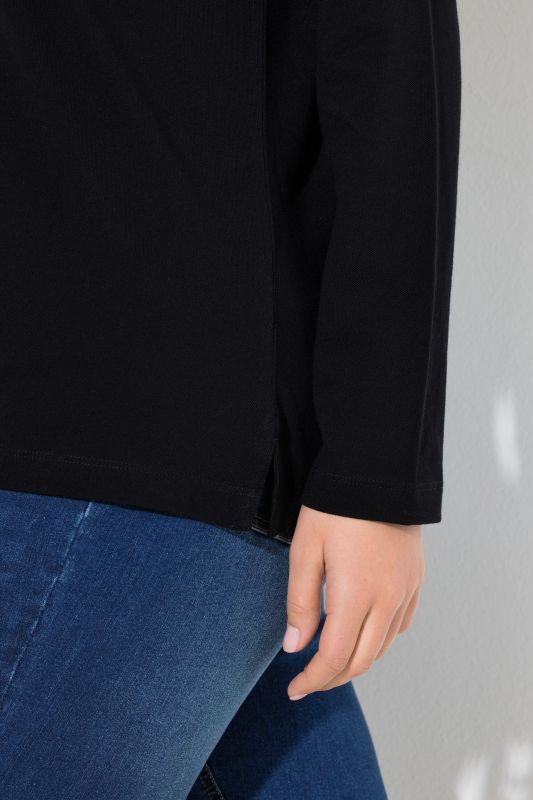 Блуза с яка и копчета на деколтето