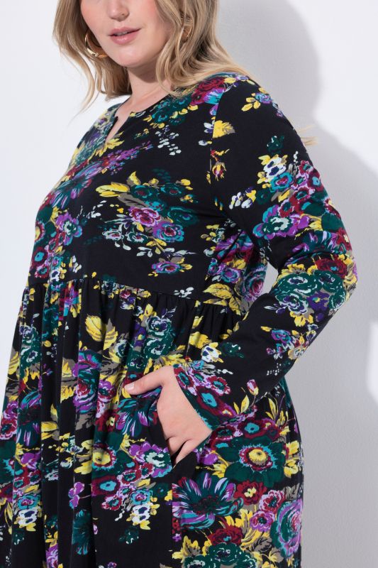 Рокля с електрикови цветя