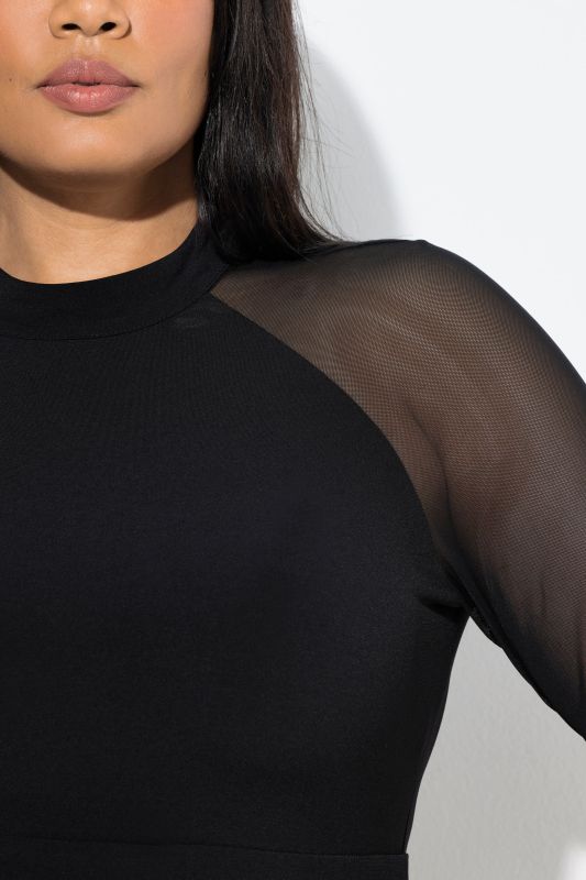 Рокля с мрежа на ръкавите