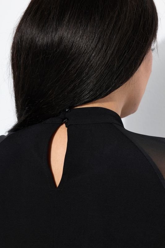 Рокля с мрежа на ръкавите