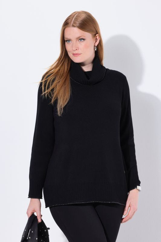 Пуловер с висока яка и бляскави акценти