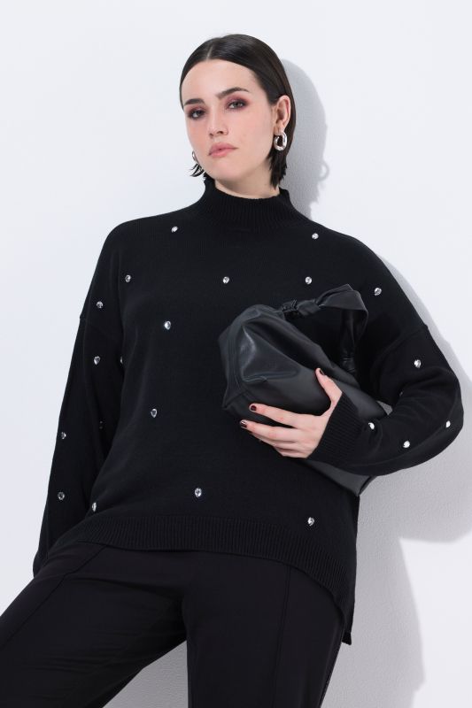 Пуловер с висока яка и камъчета