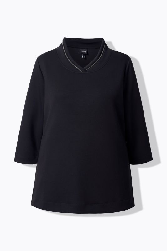 Суитчър с декоративно колие на деколтето