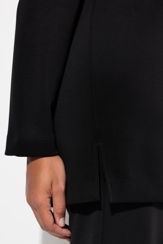 Суитчър с декоративно колие на деколтето