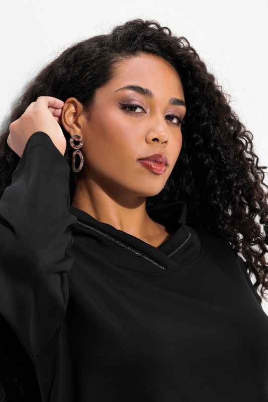 Суитчър с декоративно колие на деколтето