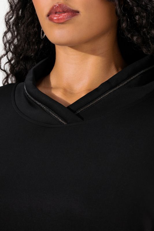 Суитчър с декоративно колие на деколтето