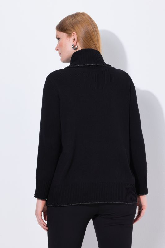 Пуловер с висока яка и бляскави акценти