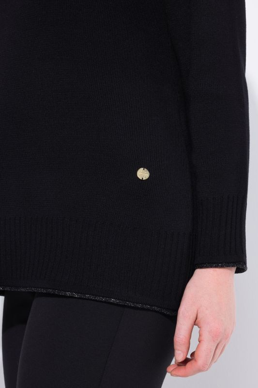 Пуловер с висока яка и бляскави акценти