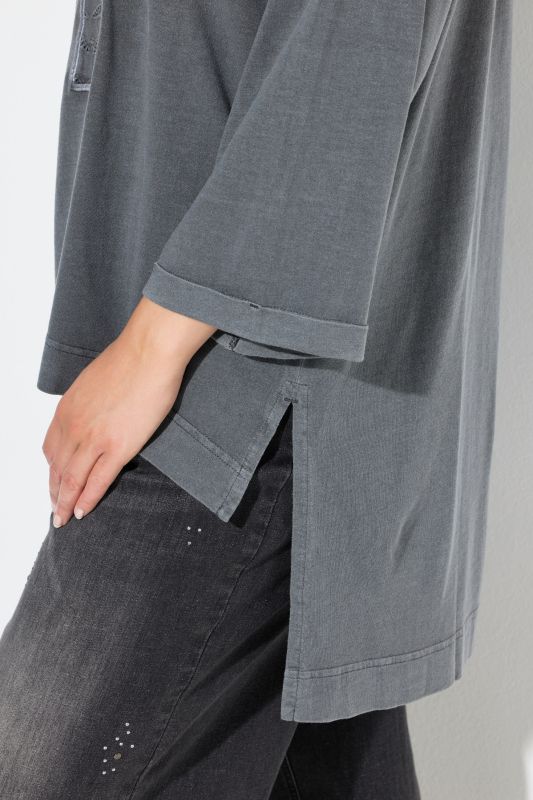 Тениска с надпис и графичен дизайн