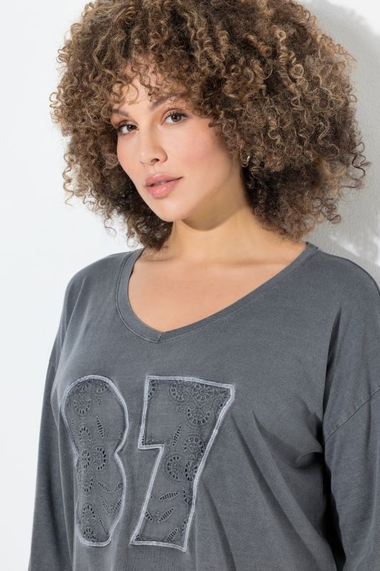 Тениска с надпис и графичен дизайн