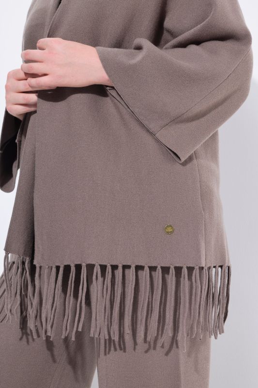 Жилетка плетена с ресни на подгъва