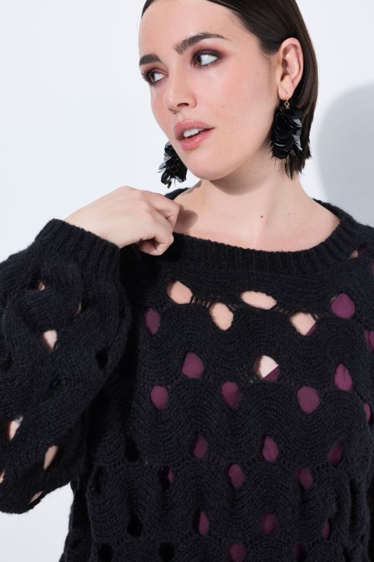 Пуловер с дупки