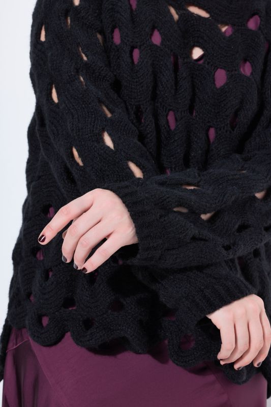 Пуловер с дупки