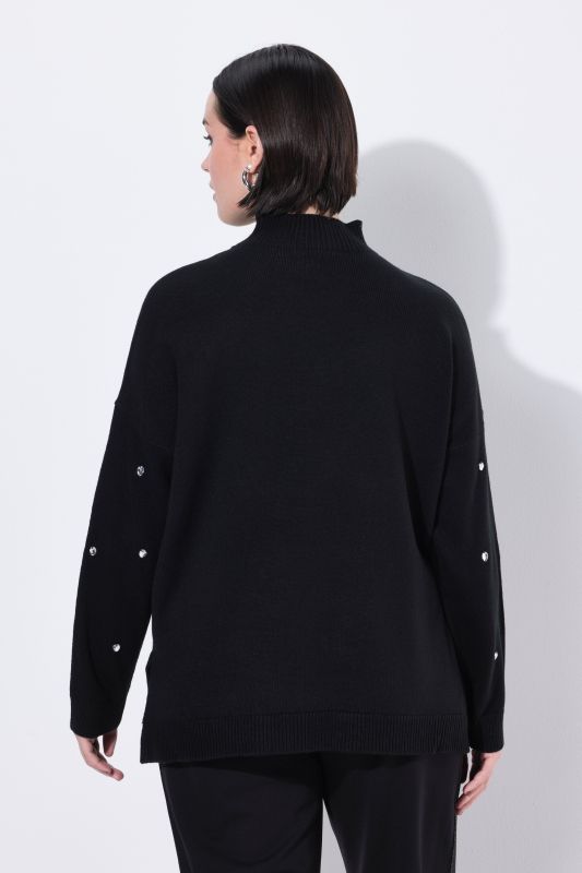 Пуловер с висока яка и камъчета