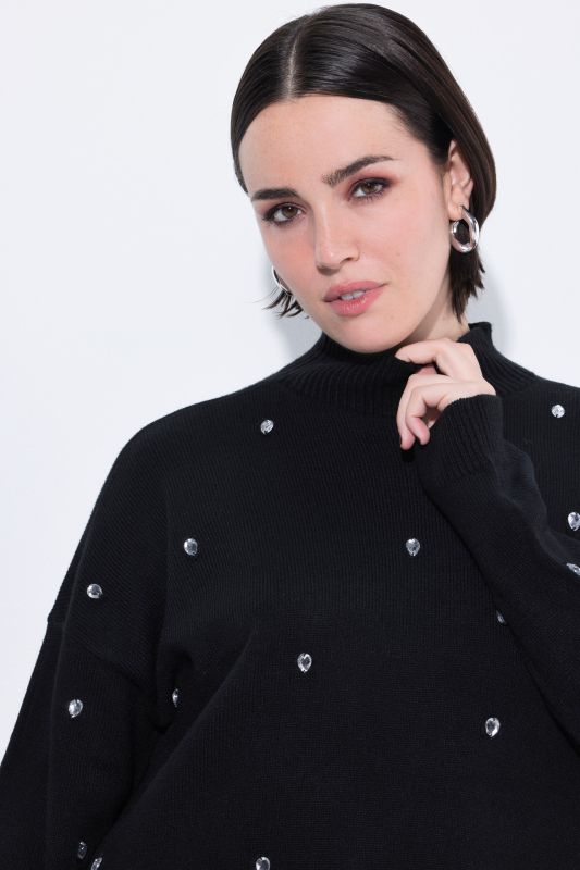 Пуловер с висока яка и камъчета