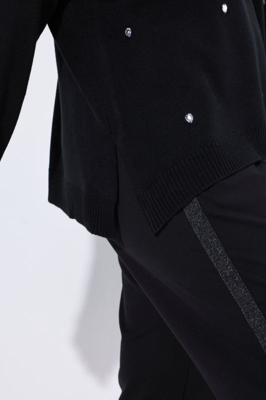 Пуловер с висока яка и камъчета