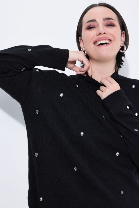 Пуловер с висока яка и камъчета