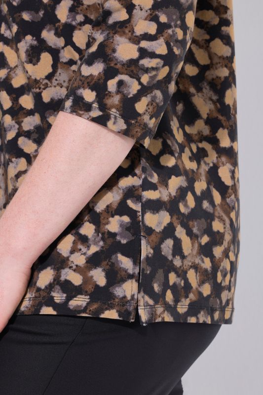 Тениска с леопардов принт и бляскави камъчета