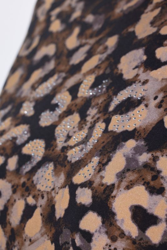 Тениска с леопардов принт и бляскави камъчета
