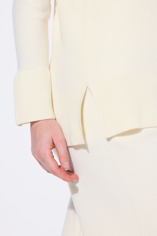 Пуловер с висока яка