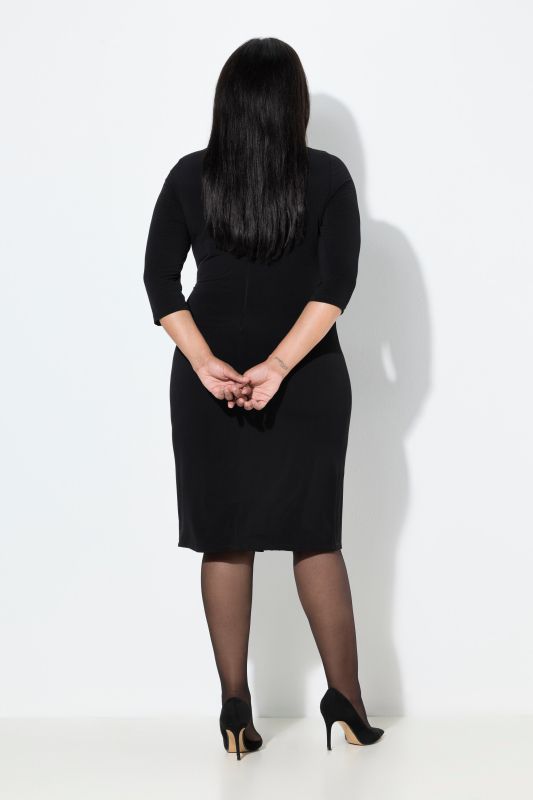 Рокля с драпирани акценти