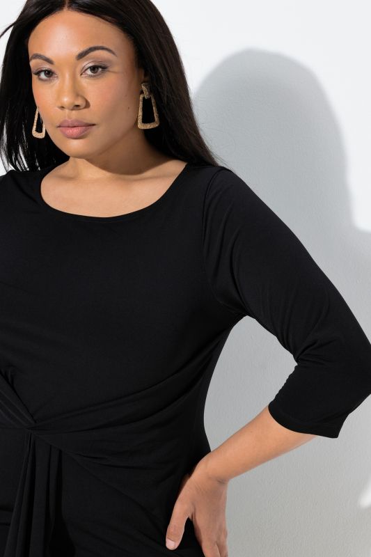 Рокля с драпирани акценти